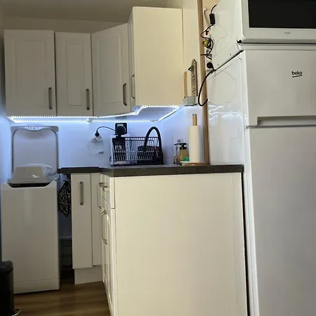 T 2 4 Personnes Apartment
