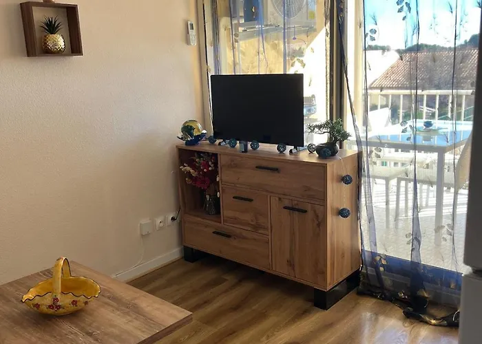 T 2 4 Personnes * Fleury (Aude)